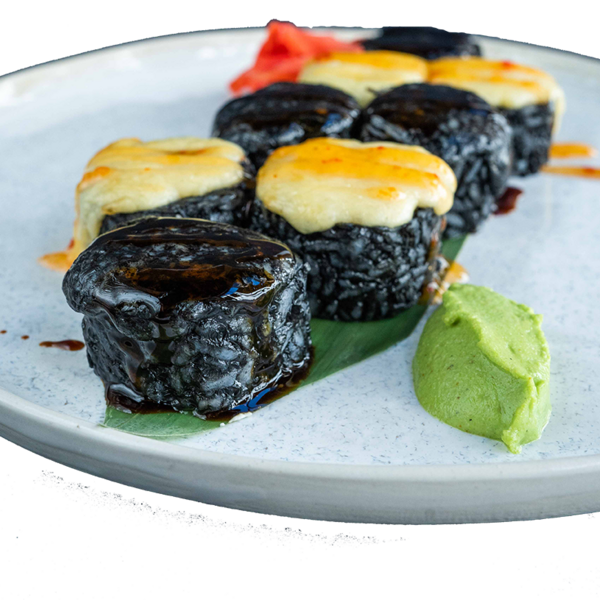 Печений чорний рол з куркою та сирною шапочкою