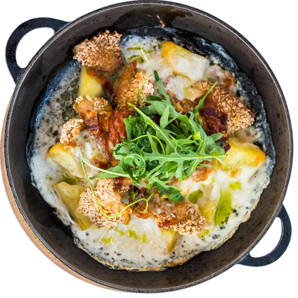 Пательня з хрусткою куркою, панчеттою та смаженою картоплею